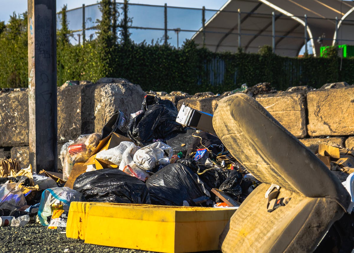 Lecce, butta per sbaglio venti lingotti d’oro da 120mila euro nella ...