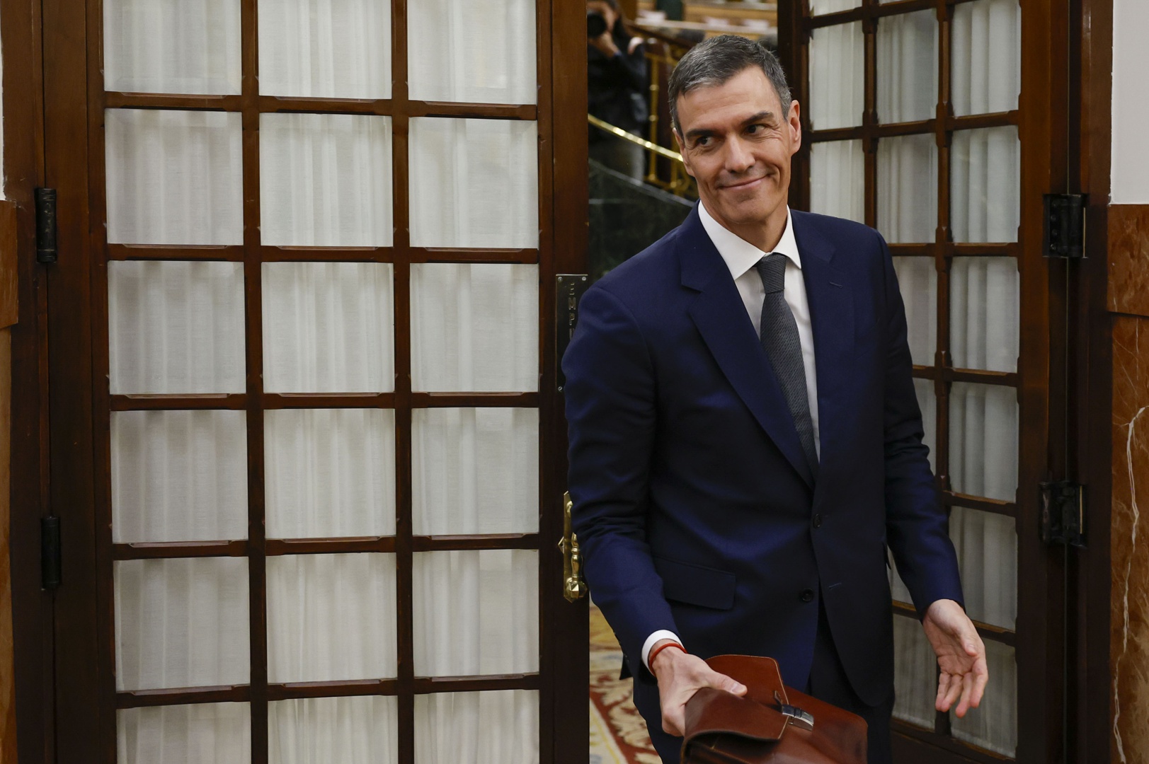 Sánchez se revuelve ante duros ataques de PP y Vox por Adamuz y les ...