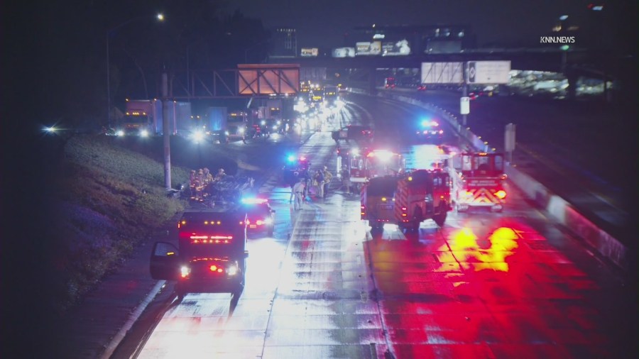 2 killed in rollover crash on 405 Freeway in Westchester