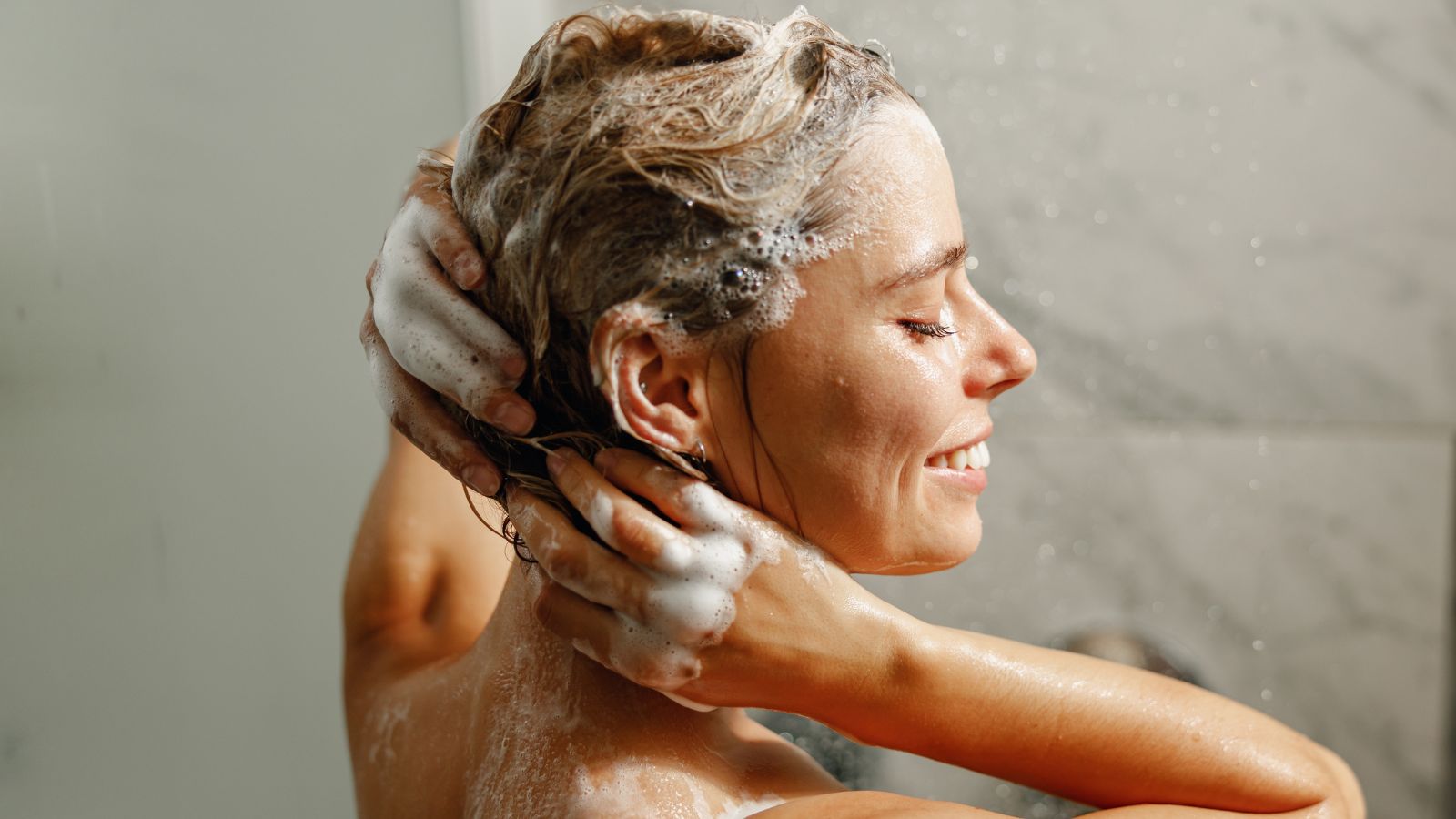 « Je suis dermatologue et voici le geste méconnu à faire sous la douche ...