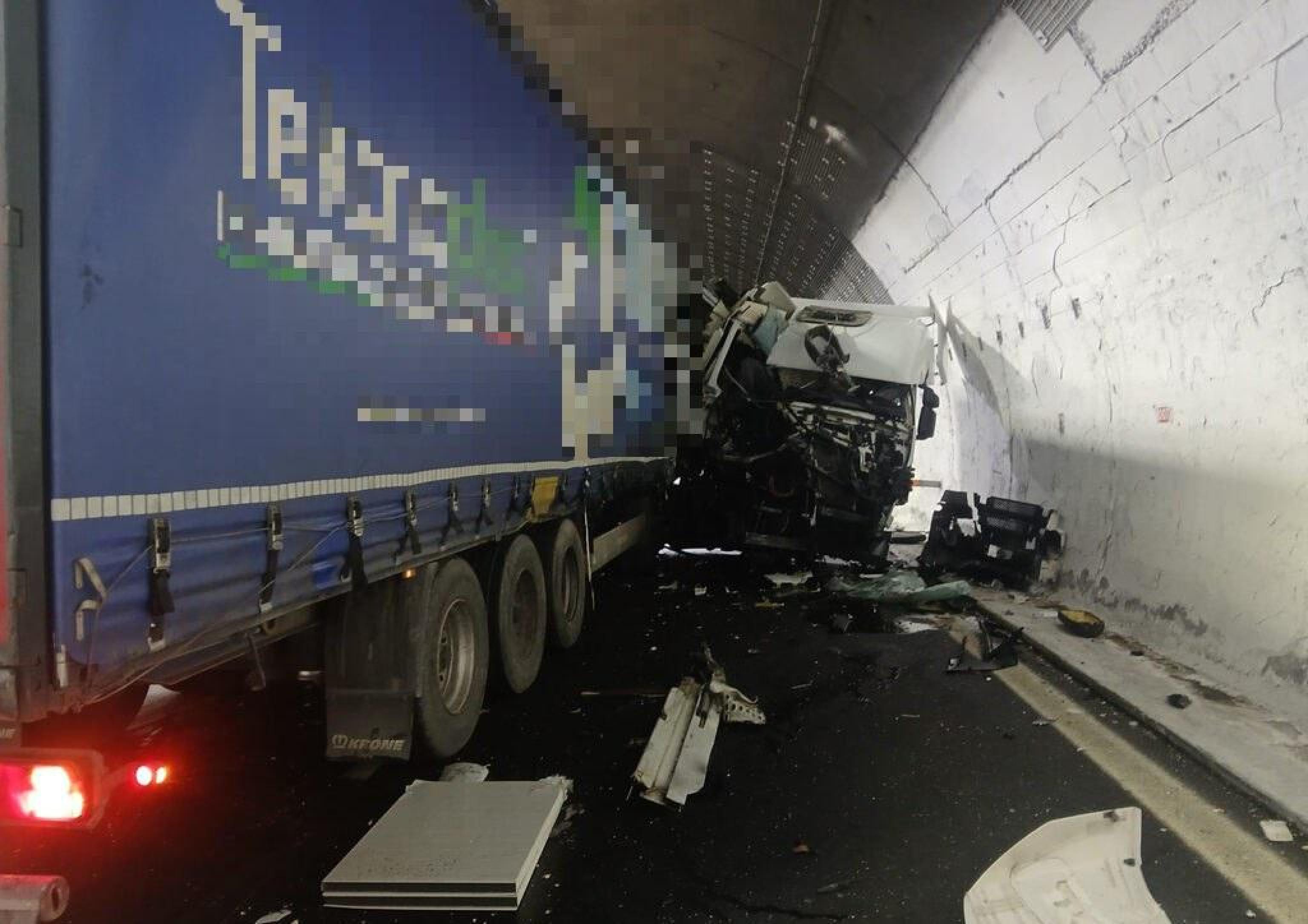 Scontro tra due camion in galleria A14 nel Fermano, traffico bloccato ...