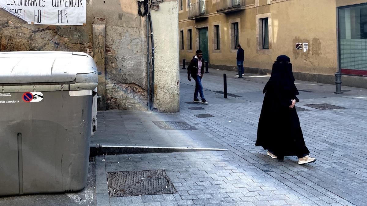 Barcelona también tumba el intento de Vox de prohibir el burka y el niqab