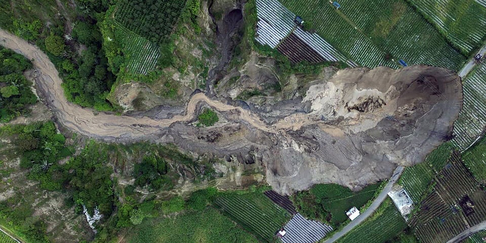 Gigantisches Erdloch verschlingt komplette Plantage