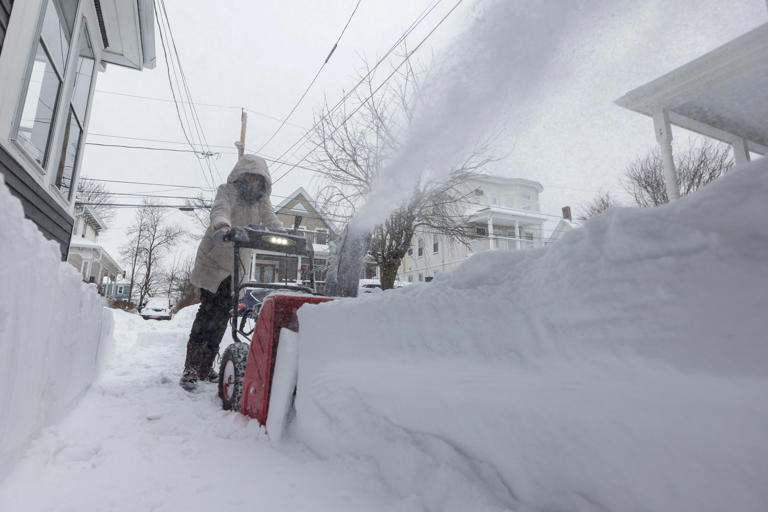 Winter storm warning in 13 states as 4 feet of snow to hit: "Whiteout"