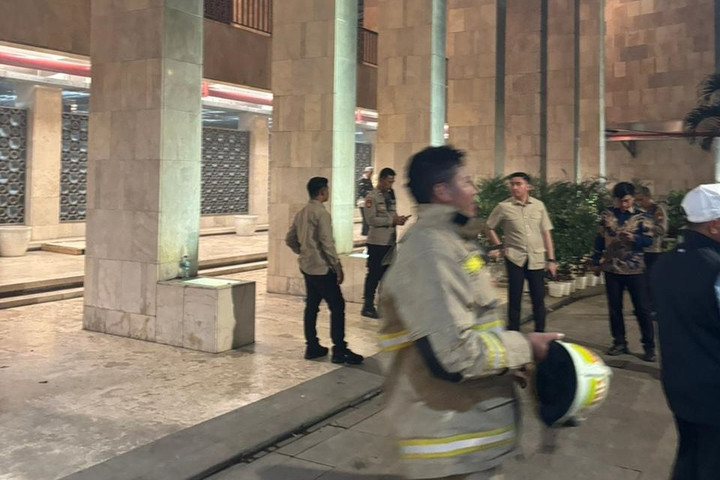 Petugas pemadam kebakaran menangani kebakaran di ruang server Masjid Istiqlal