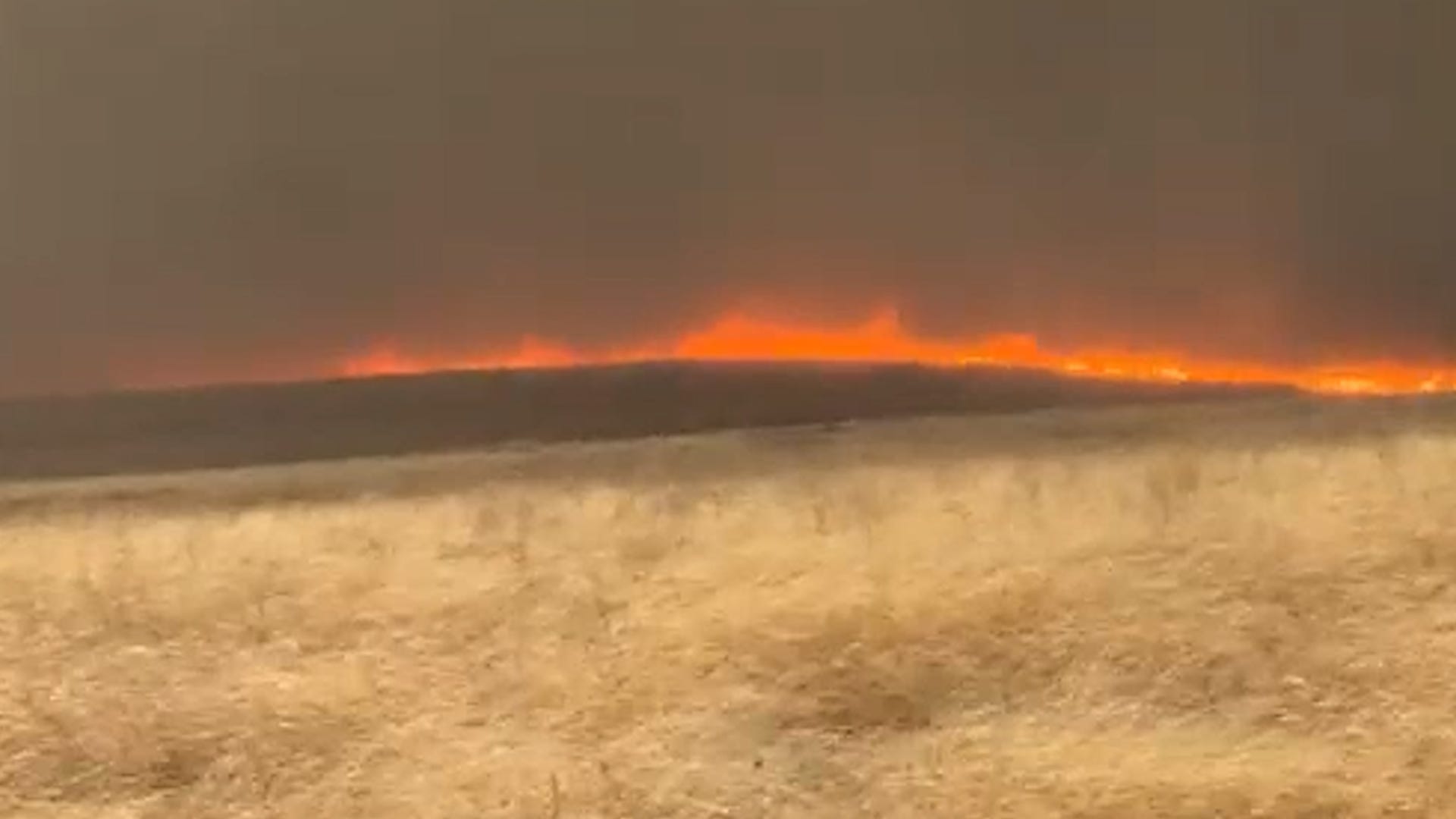 Residents evacuate, firefighters injured as Oklahoma wildfires blaze<br>
