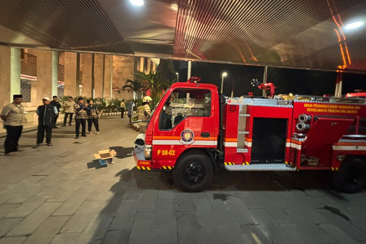 Petugas pemadam kebakaran membersihkan sisa asap di ruang server Masjid Istiqlal