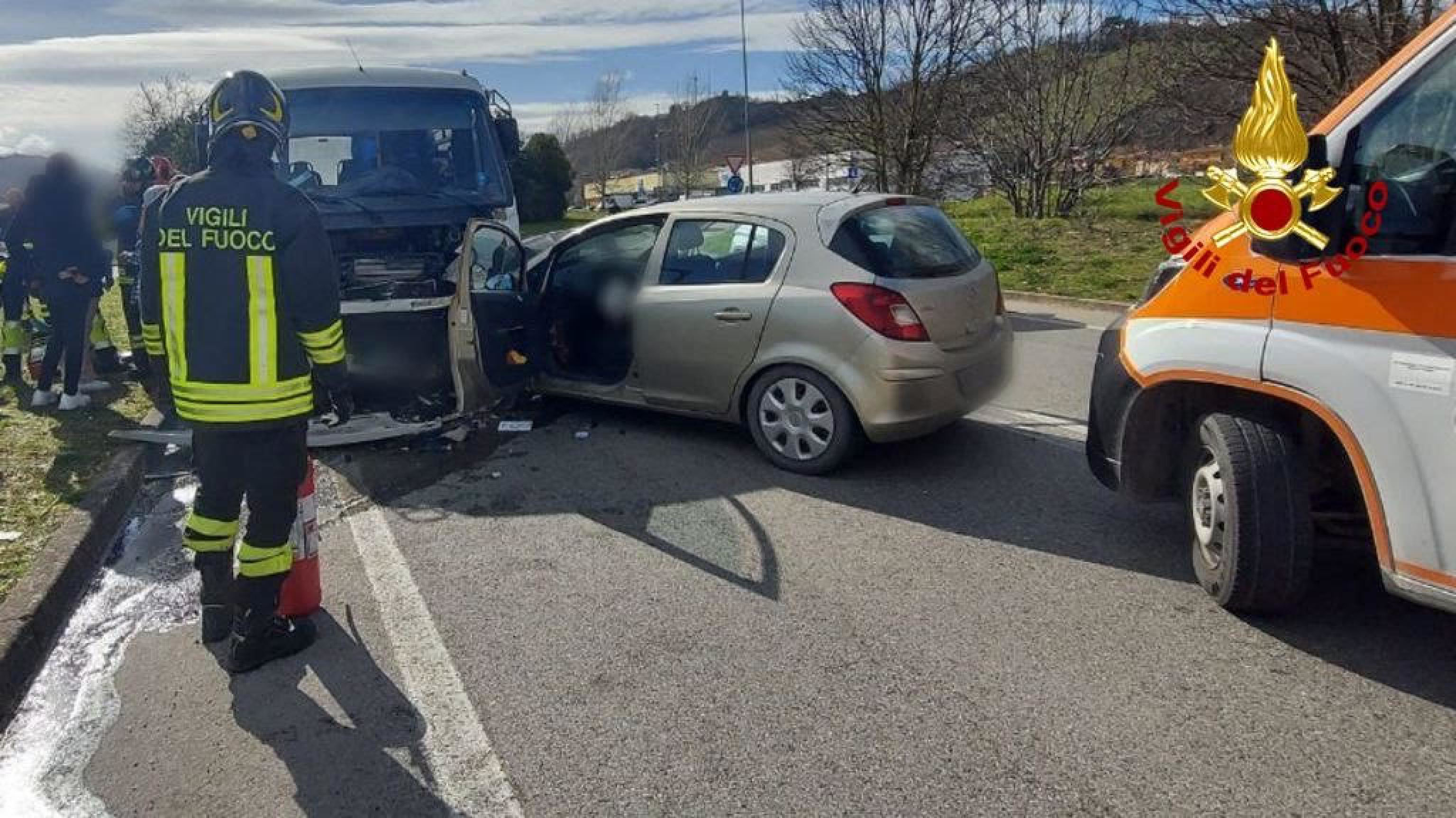 Schianto tra uno scuolabus e un'auto nel Pesarese, bambini assistiti ...