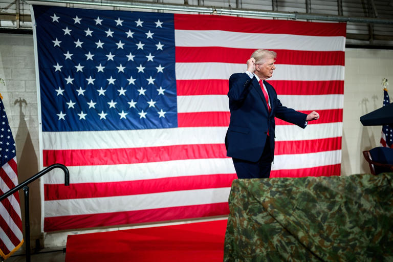 Donald Trump in visita alle truppe a Fort Bragg (Imagoeconomica).