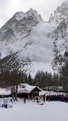 Vídeo: Grande avalanche em estação de esqui deixa pessoas mortas