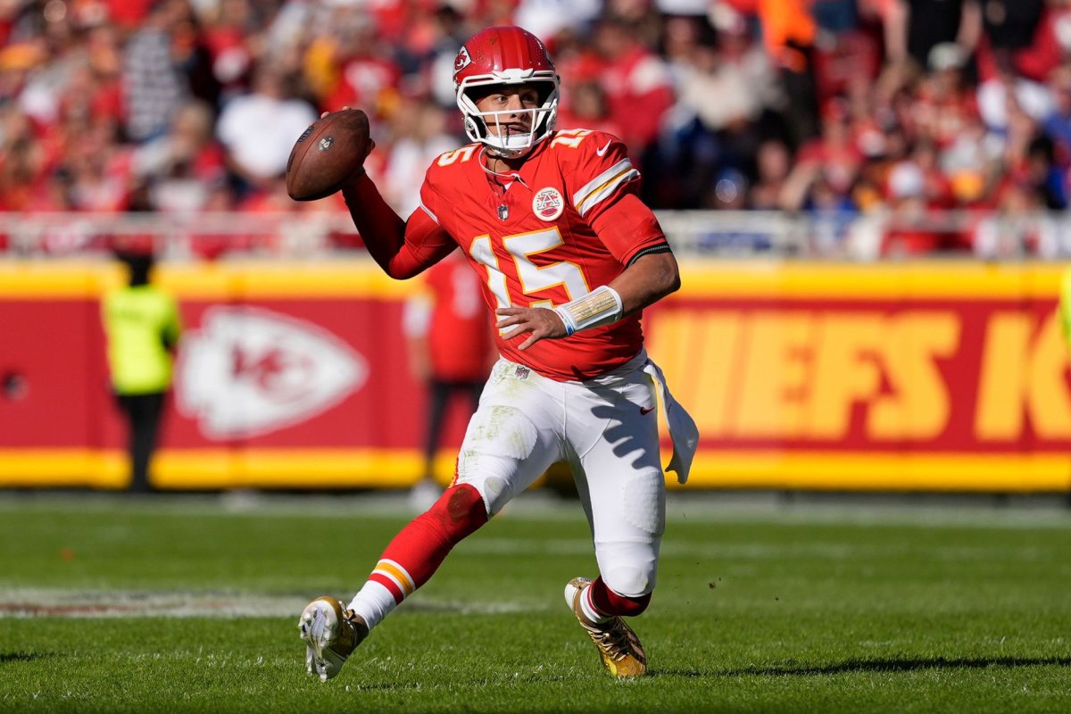 Chiefs restructure Patrick Mahomes' contract, clear $43M in cap space