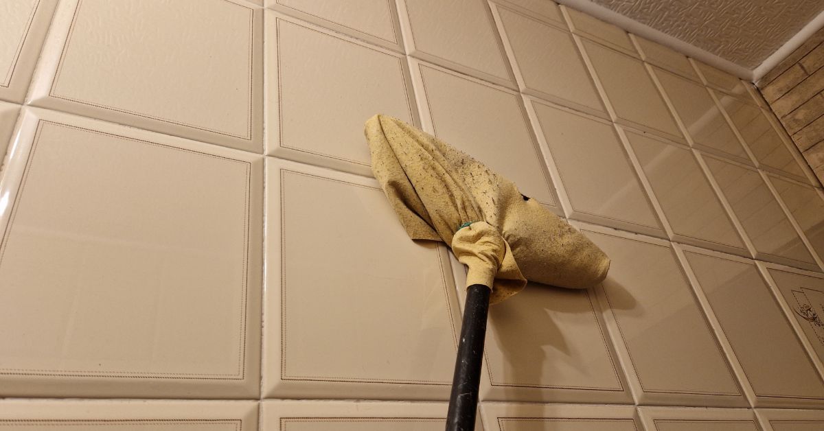 La patina di sapone e calcare che rende opache le mattonelle del bagno