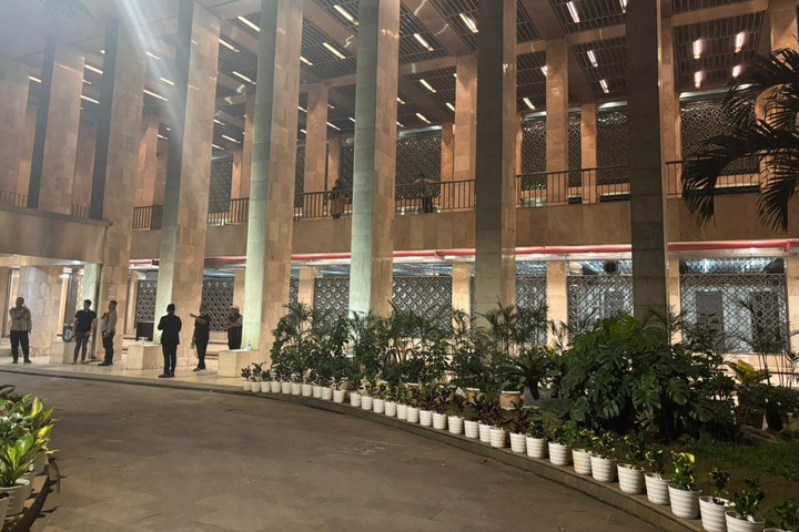 Mobil pemadam kebakaran dan tim medis bersiaga di Masjid Istiqlal