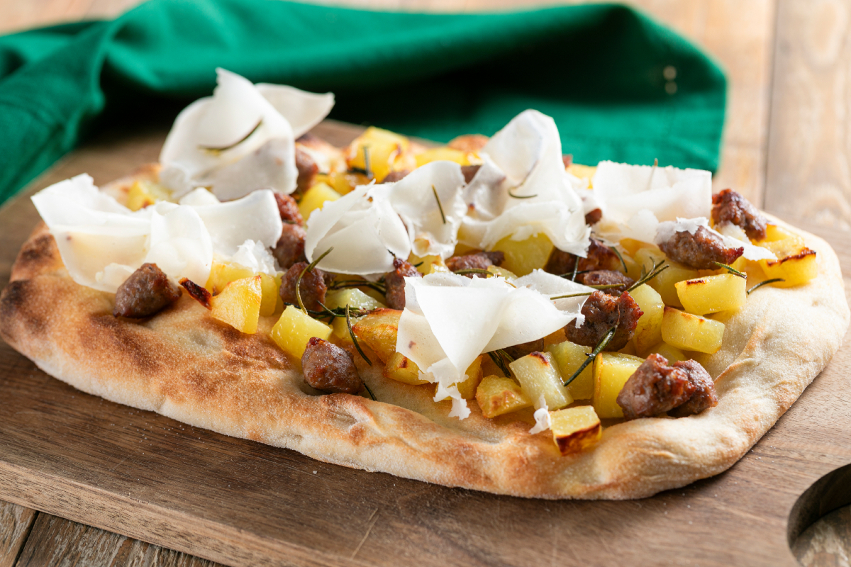 Flatbread with sausage and potatoes