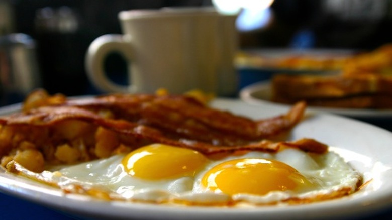 This breakfast chain has had the same logo since the '60s