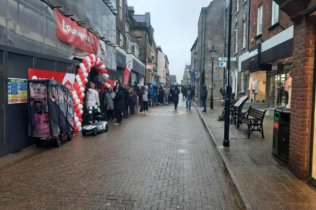Huge queue as new high street discount shop opens