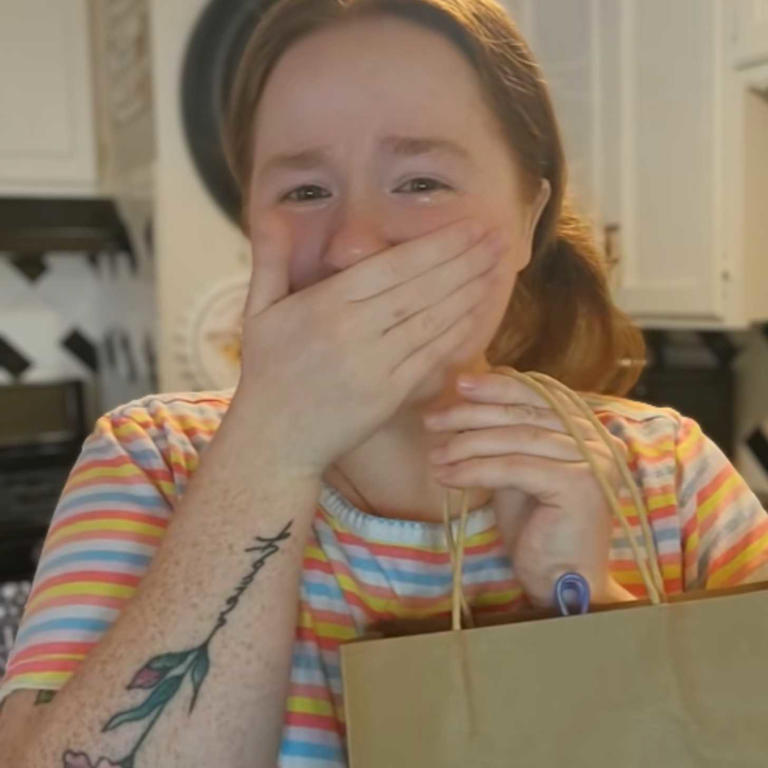 Woman breaks down in tears after her neighbors leave shocking note on ...