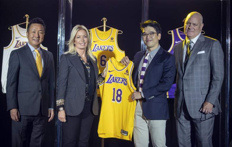 Lakers top exec set to exit as Mark Walter era begins