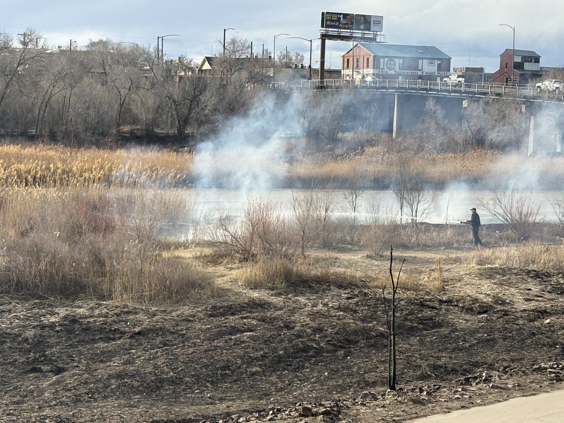 Crews extinguish fire near Fountain Creek in Pueblo