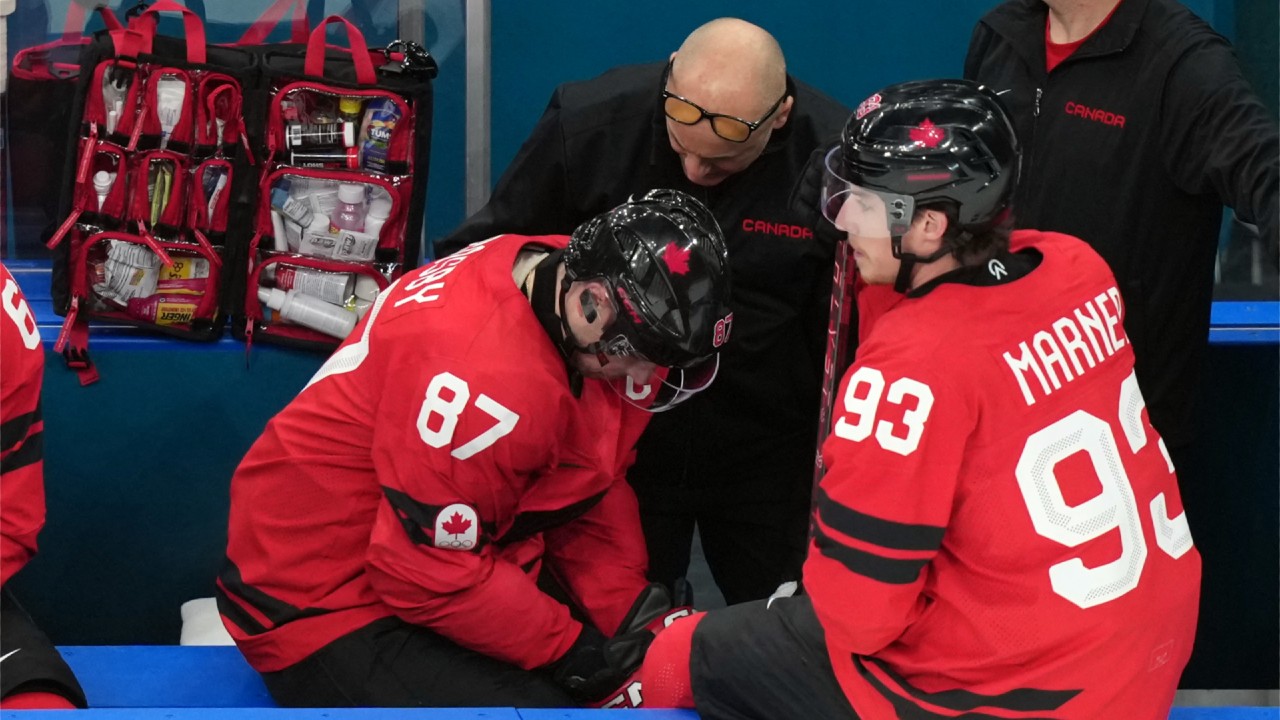 Crosby to have MRI after lower-body injury vs. Czechia