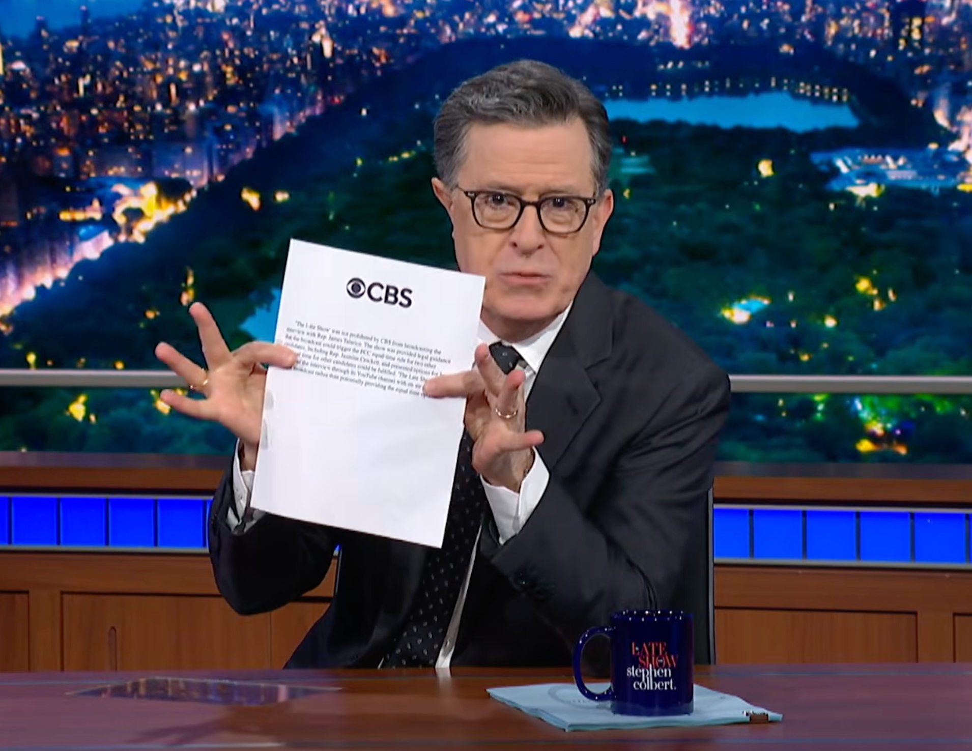 Stephen Colbert mantiene postura en disputa pública con CBS