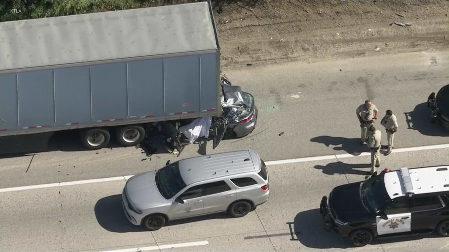 1 dead after car crashes into big rig on 14 Freeway in Los Angeles County