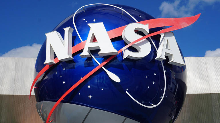 NASA loosens rules, lets astronauts take iPhones to moon
