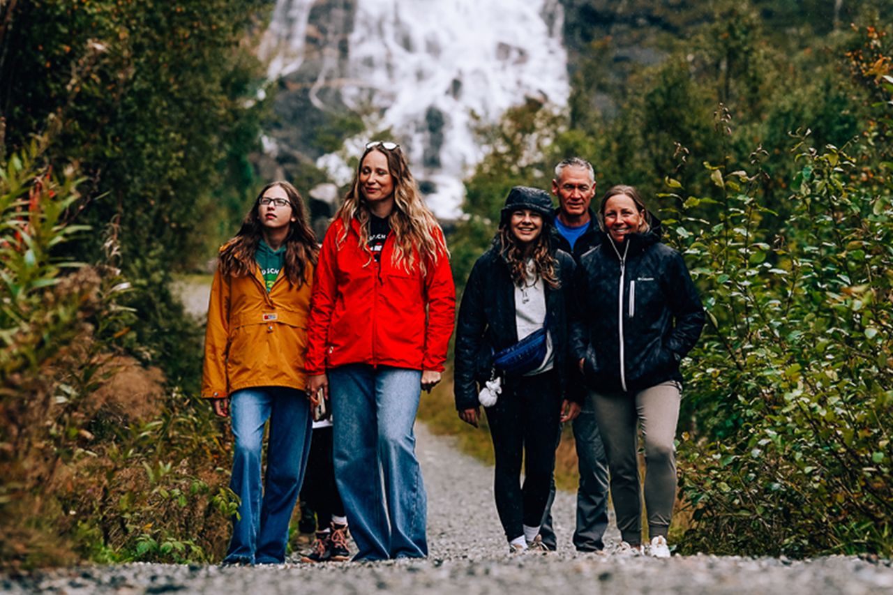 Mom enlists daughter in worldschooling after she gets bored in ...