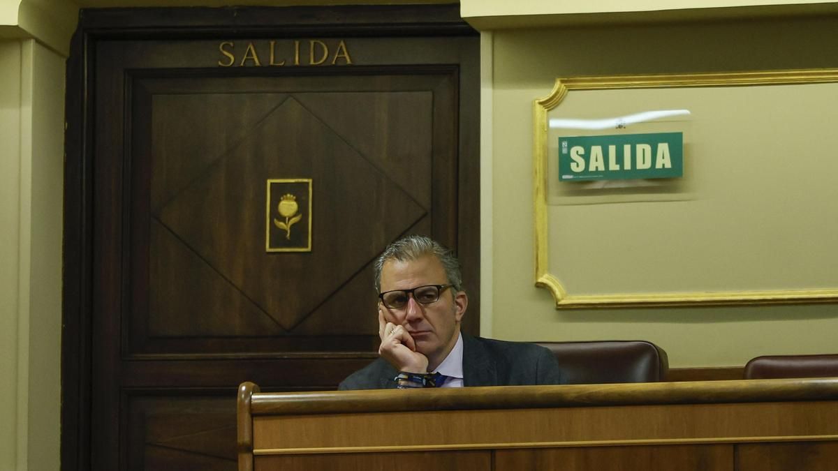 Vox expulsa a Ortega Smith de forma cautelar por no ceder la portavocía ...