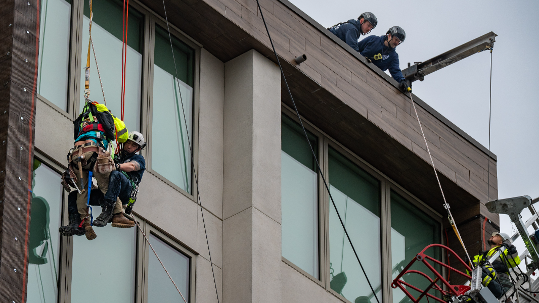 See dramatic rescue of midtown Sacramento workers after scaffolding ...