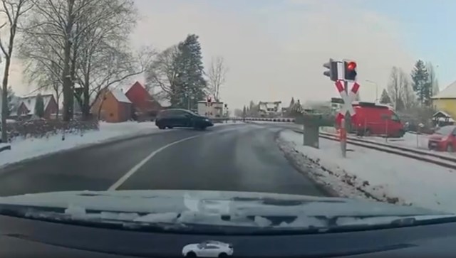 Dashcam footage captures shocking moment driver decides to ignore train ...
