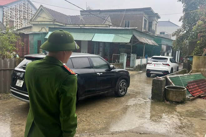 Người lái 2 ô tô chắn đường xe khác còn thách thức công an phạt 100 triệu cũng được