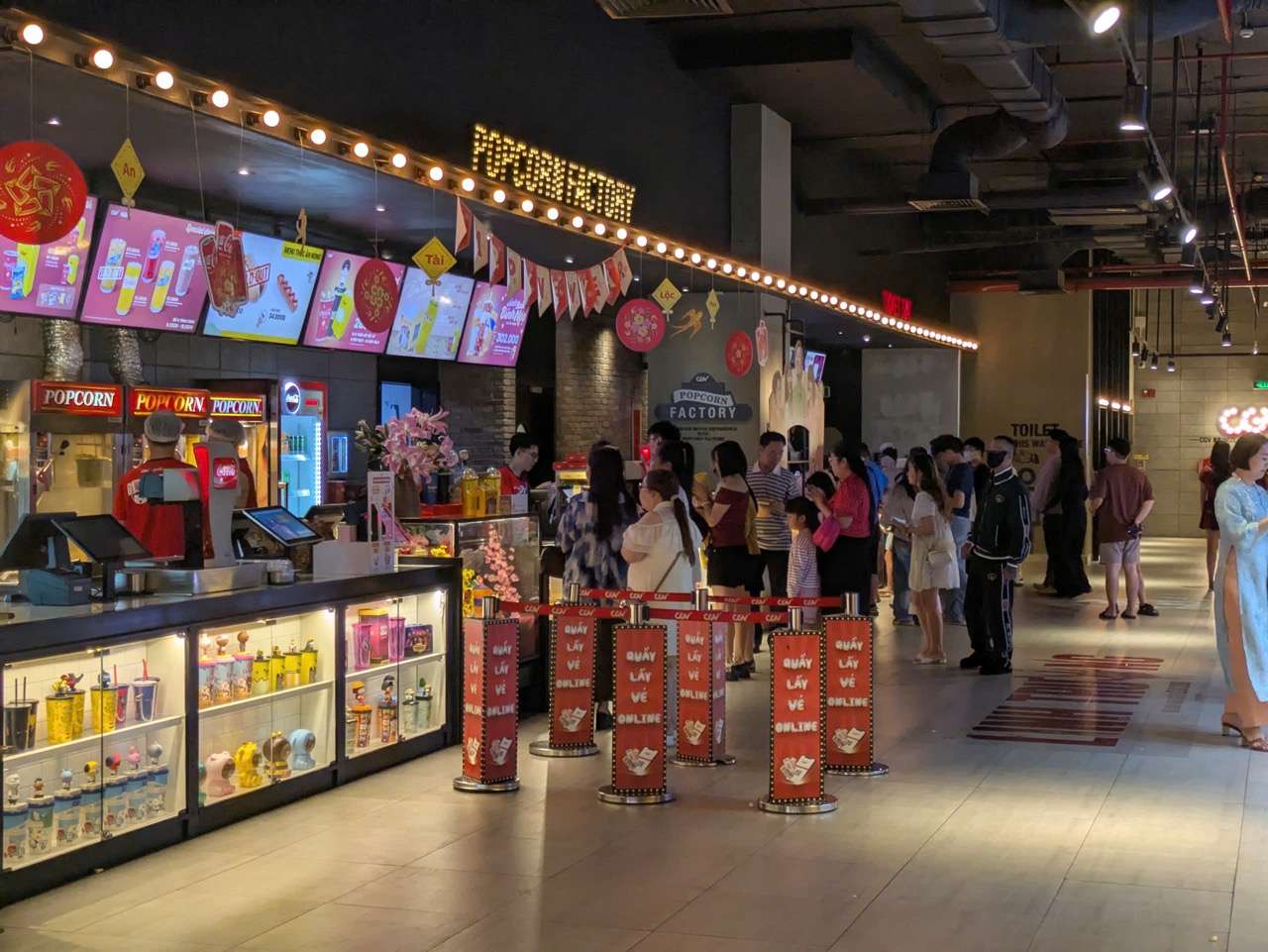 Phim Tết của Trấn Thành, Trường Giang thu hút khán giả ở TPHCM