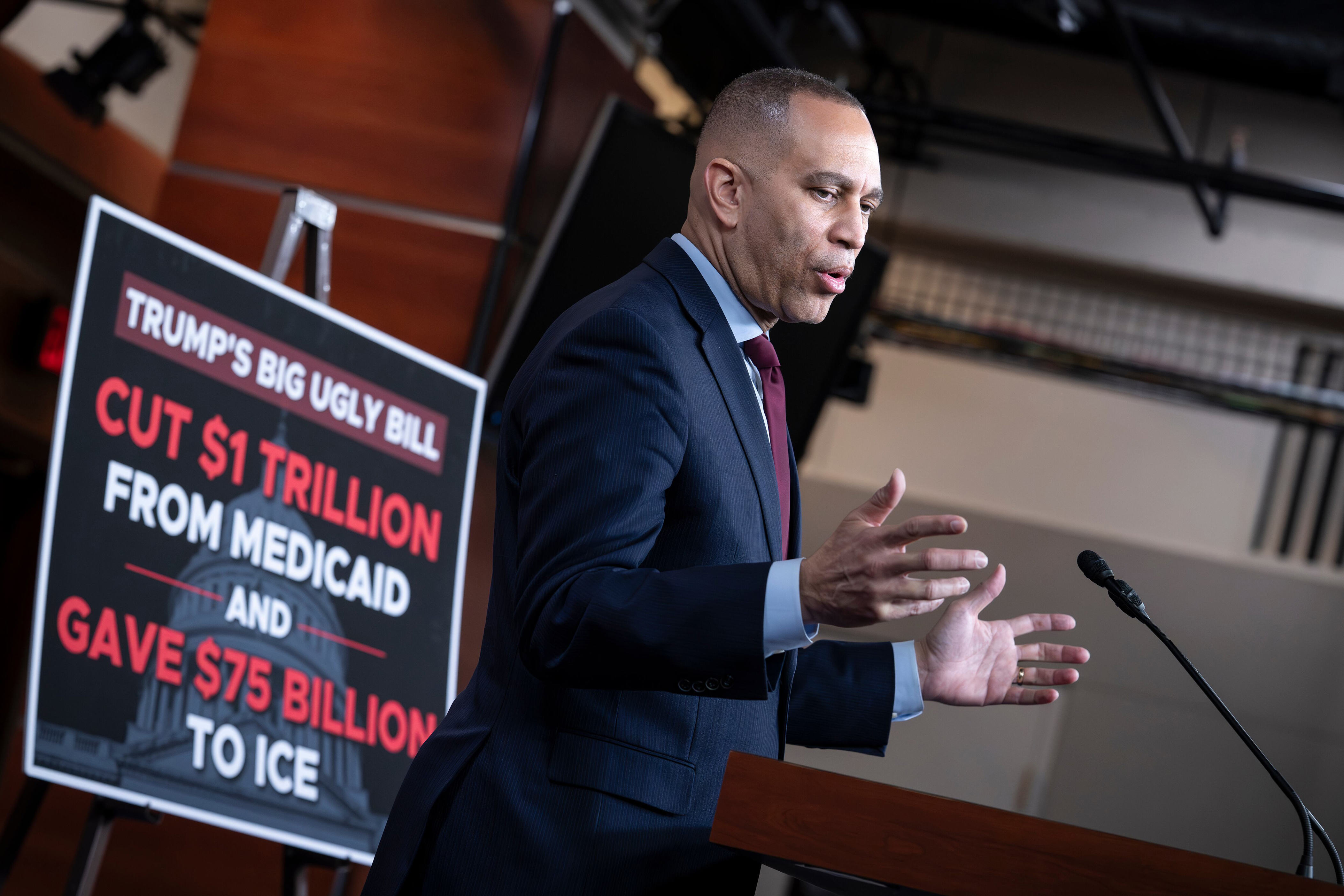 Hakeem Jeffries abla en conferencia de prensa n el Capitorio, en Washington, este miércoles.
