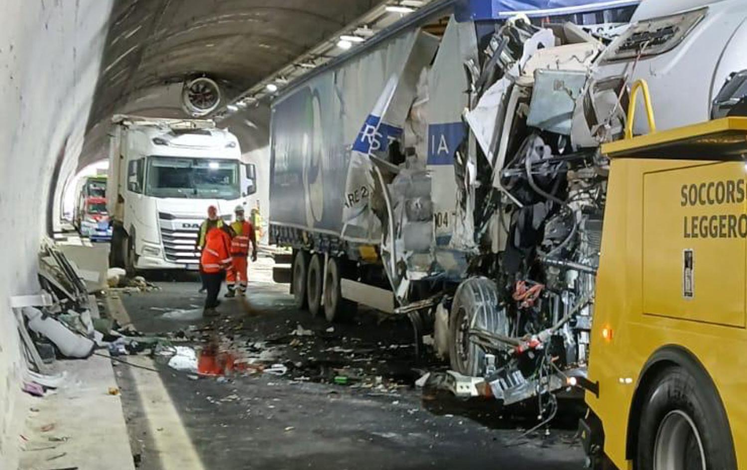 Un altro schianto in A14. Tre feriti in galleria