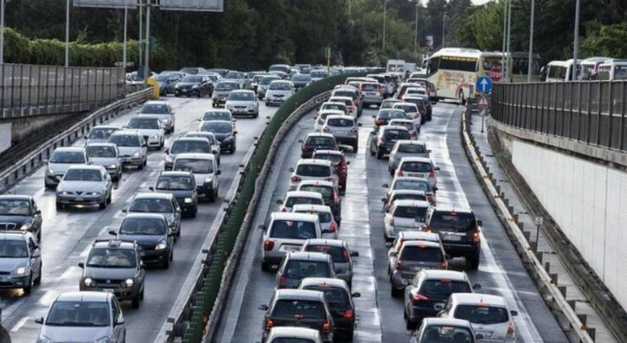 Roma, incidente sul Gra: motociclista cade sull'asfalto e viene ...