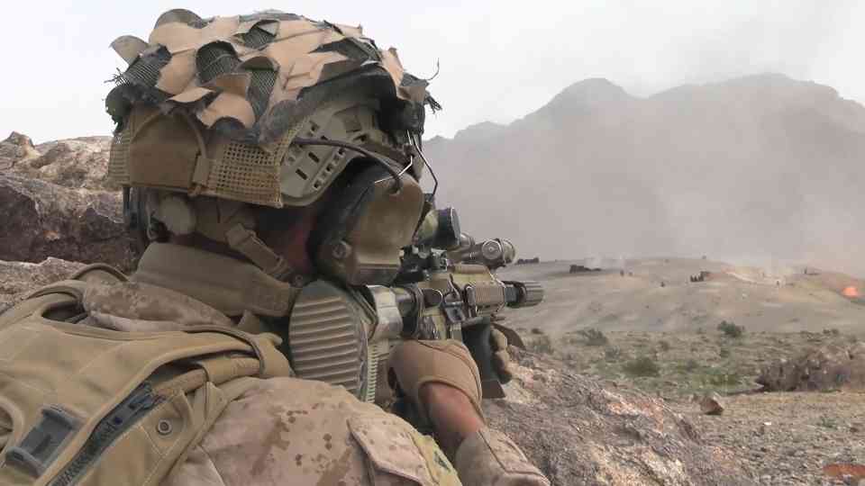 Watch live rounds in the desert - Marines launch a full company assault