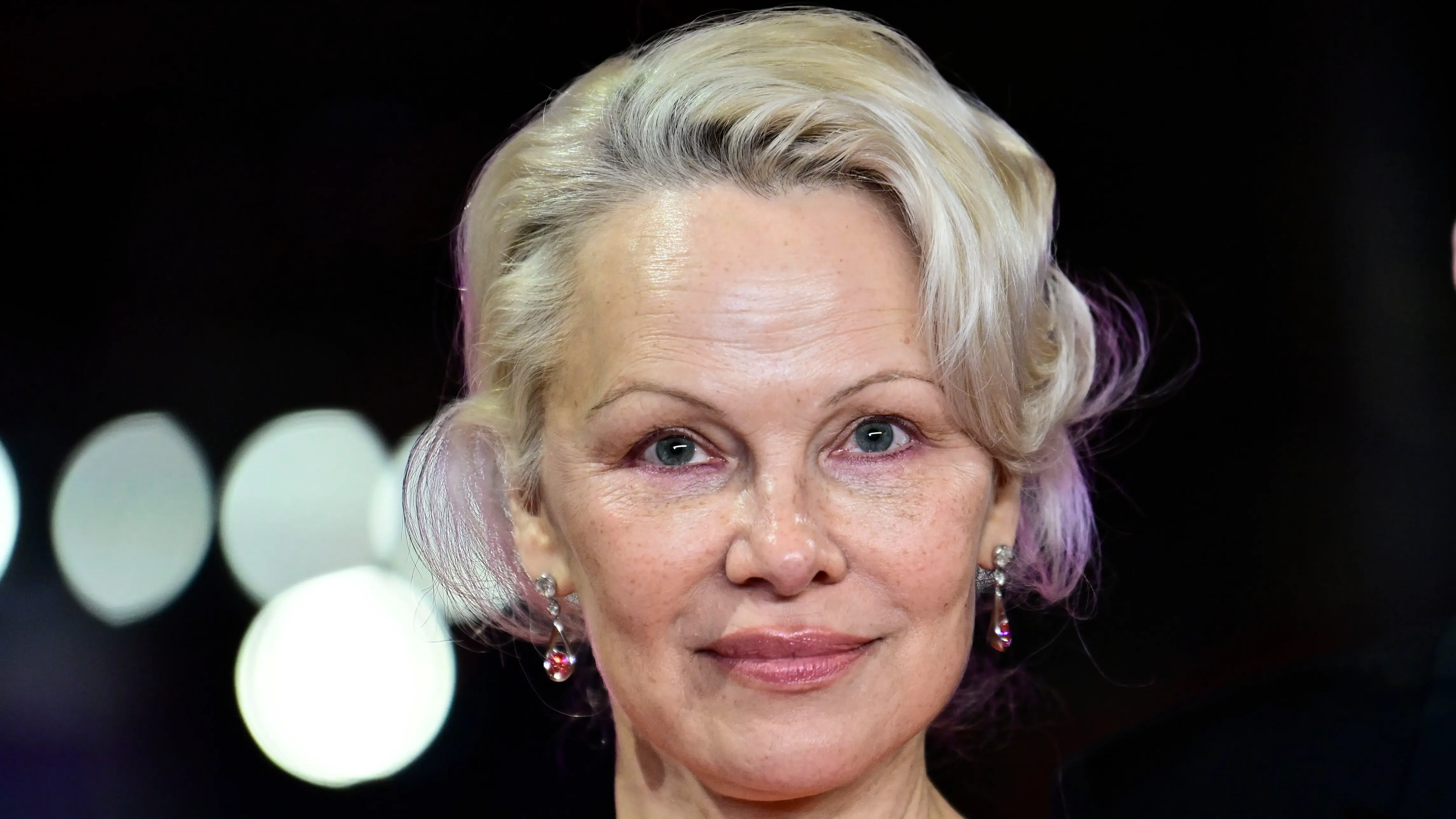 Pamela Anderson bryder sin årelange regel