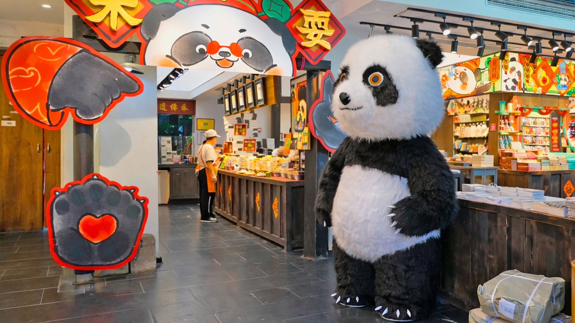 中国・成都のパンダマスコットが来店客をお出迎え