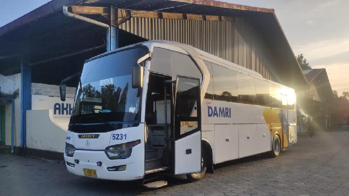 Bus Damri melintas di jalan tol