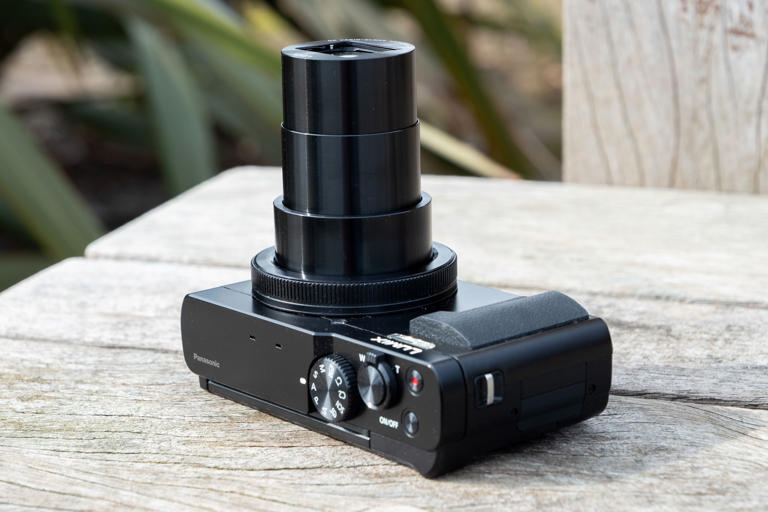 This camera has 30x zoom, fits in your pocket and is super cheap – save ...