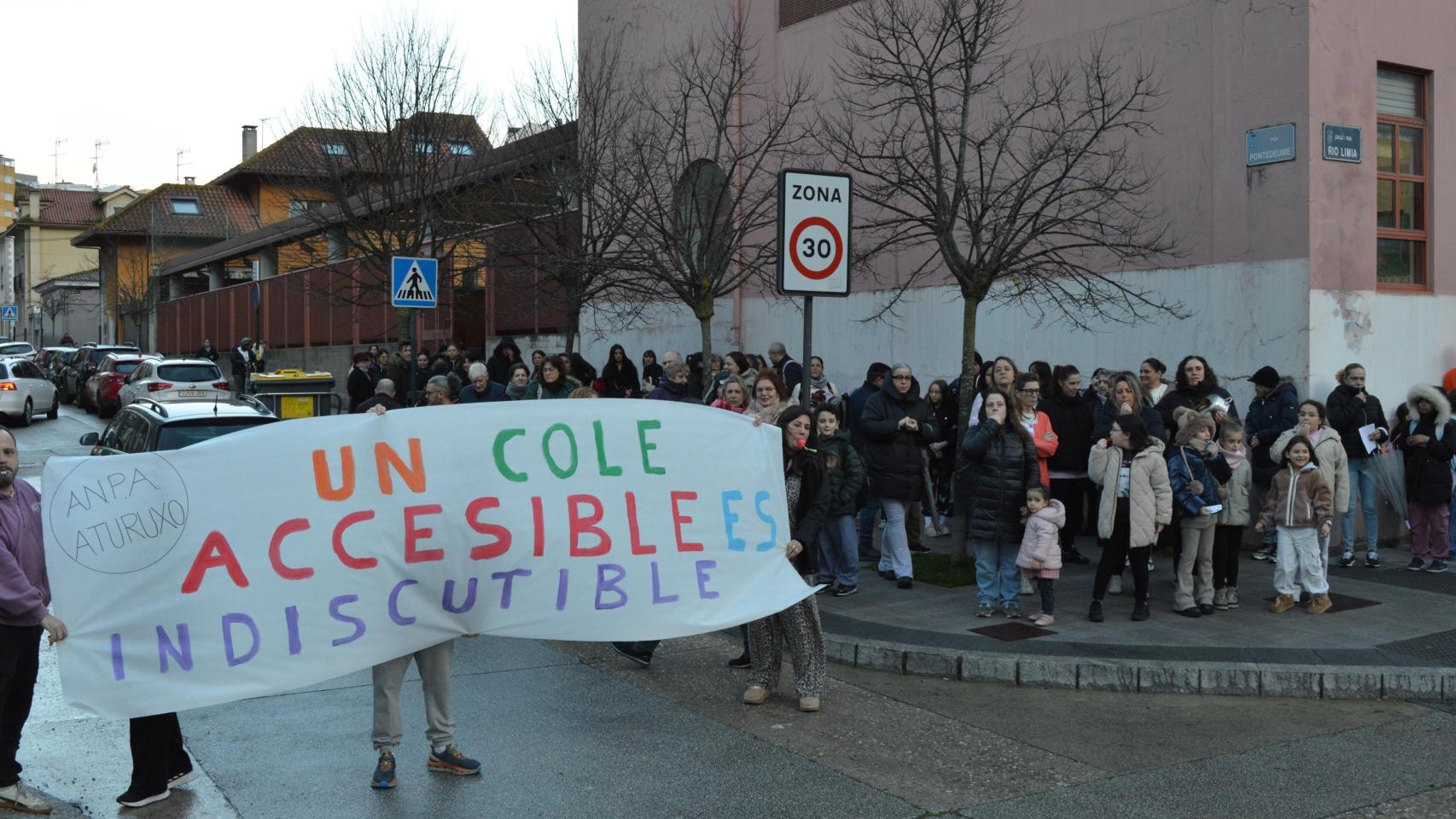 La comunidad educativa del Rosalía de Castro, en A Coruña, protesta ...