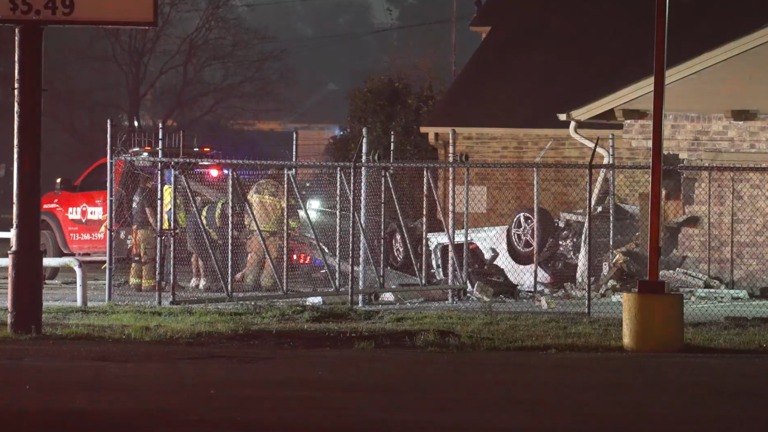 2 injured after vehicle crashes into building amid police chase in Houston