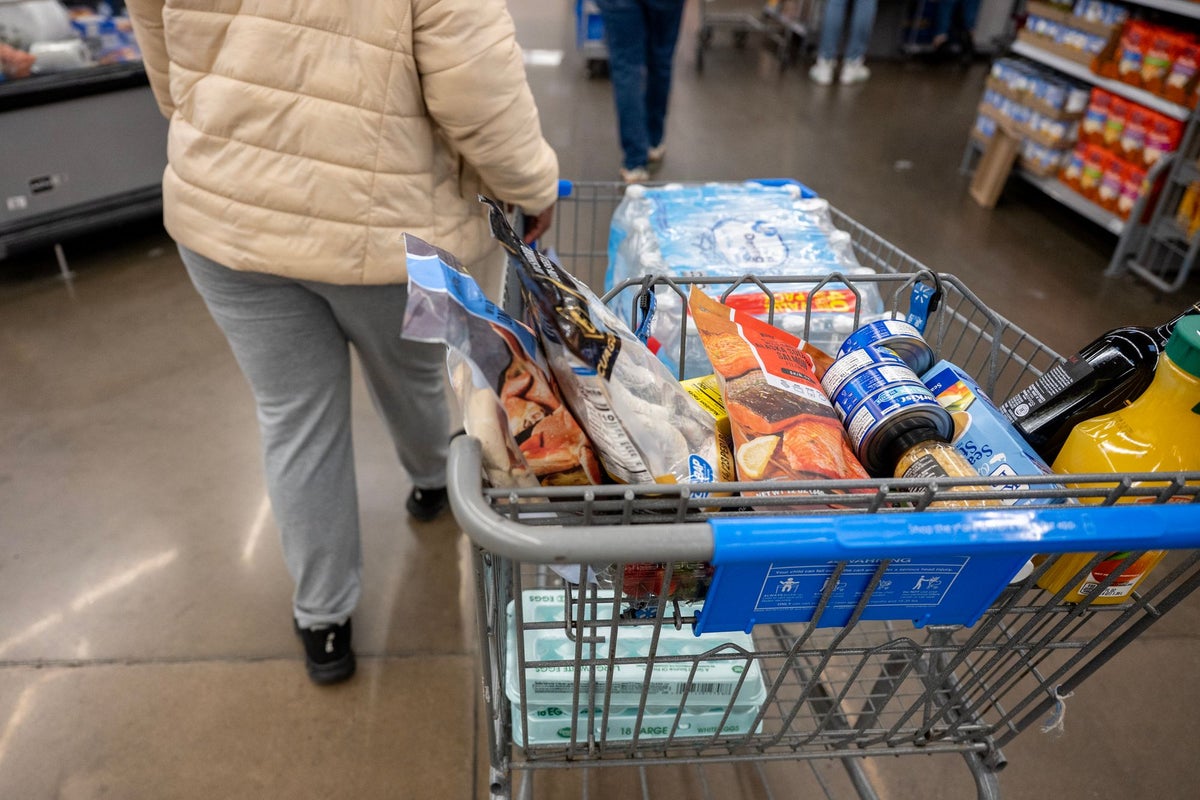 Walmart reports standout quarter as wealthy shoppers flock to stores<br><br>