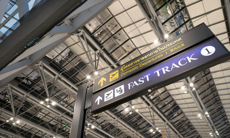 Travel expert races her partner through the airport to see if fast ...