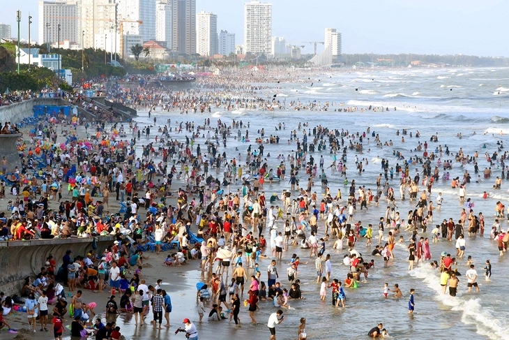 Biển Vũng Tàu kín người, nhiều khách sạn cháy phòng ngày đầu năm mới