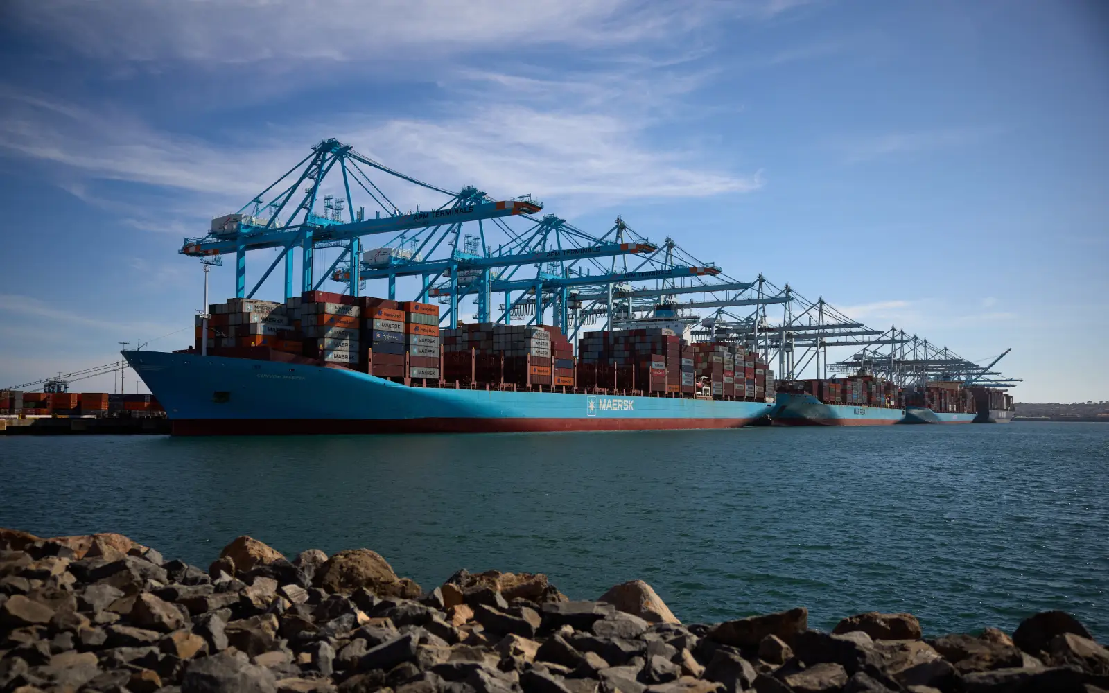 US trade deficit in goods widens to new record in 2025