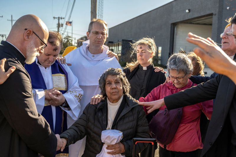 Catholic leaders bring communion to immigration detainees near Chicago after court win<br><br>