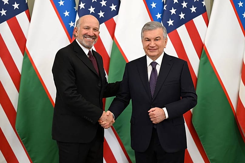El presidente de Uzbekistán, Shavkat Mirziyoyev, y el secretario de Comercio de Estados Unidos, Howard Lutnick Press Service of the President of Uzbekistan