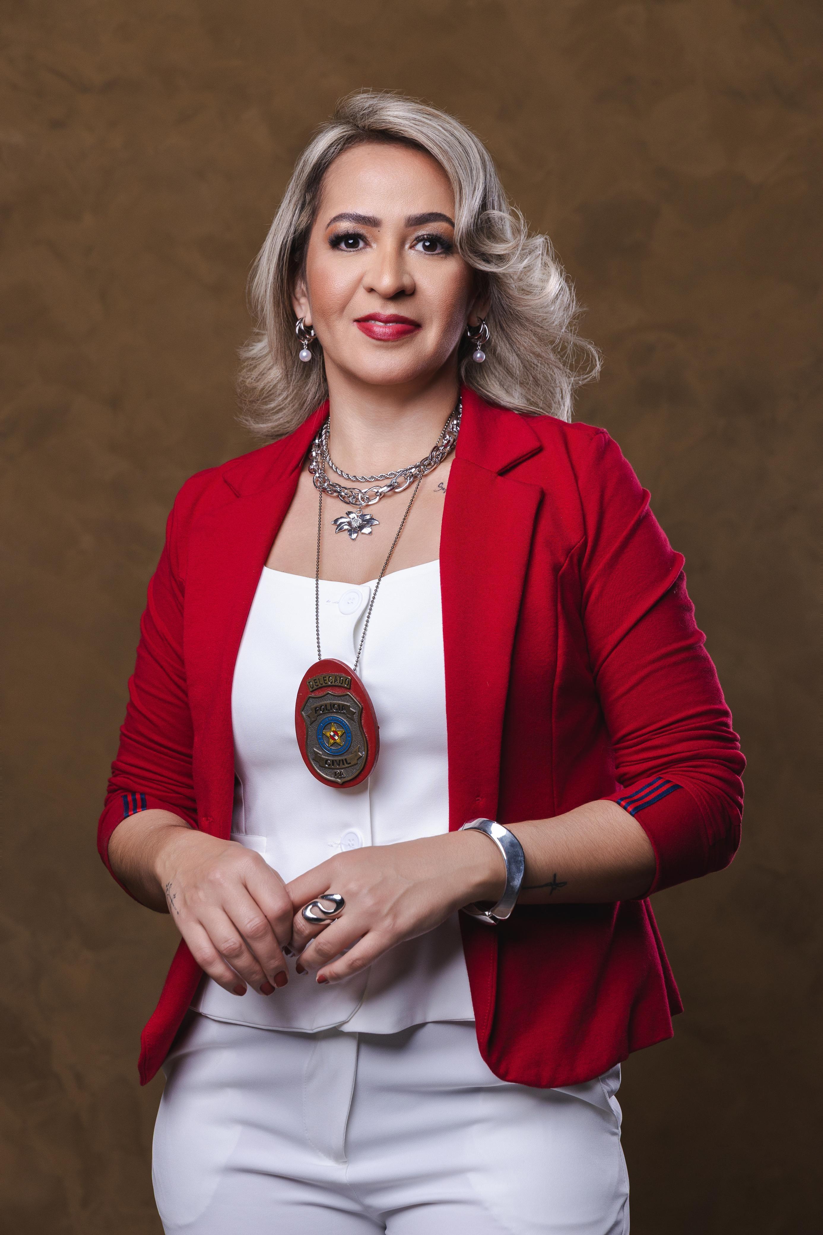 Hoje, aos 43 anos, Amanda Souza trabalha como delegada na Unidade de Recuperação de Dispositivos Móveis em Belém